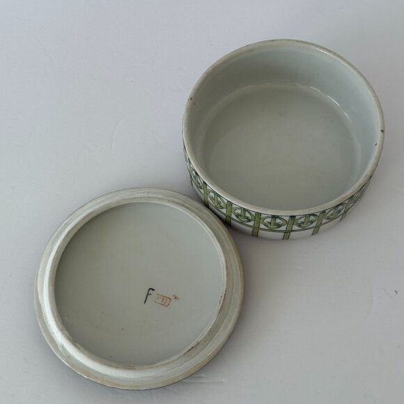 Oriental Accent Decorative Round Porcelain Box Floral Ivy Design With Lid - Picture 3 of 5